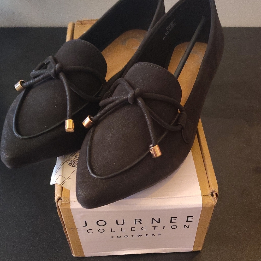 Journee Collection Women's Elegant Black Flats